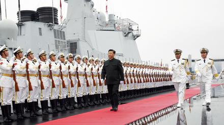 Chinas Präsident Xi Jinping nimmt bei der Marine-Parade in Qingdao die PLA-Ehrengarde ab. 