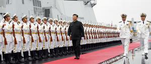 Chinas Präsident Xi Jinping nimmt bei der Marine-Parade in Qingdao die PLA-Ehrengarde ab. 