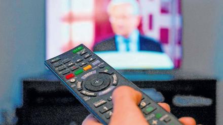 Satellit, Kabel, Antenne oder Internet? Beim Fernsehen konkurrieren nicht nur die Sender um die Gunst der Zuschauer, zugleich stellt sich immer wieder die Frage, auf welchem Wege die Programme auf den TV-Bildschirm gelangen sollen. 
