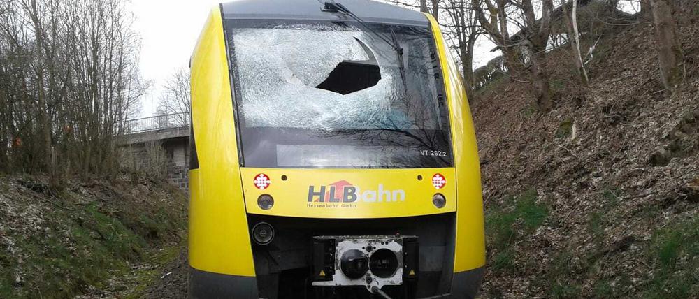 Der Zugführer wurde leicht verletzt, als vor zwei Wochen ein Gullydeckel in die Frontscheibe seiner Regionalbahn krachte.