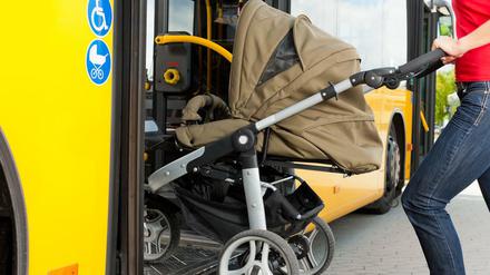 Wer mit dem Kinderwagen öffentliche Verkehrsmittel nutzt, sollte diesen gegen die Fahrtrichtung hinstellen und die Bremse anziehen.