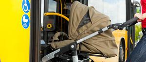 Wer mit dem Kinderwagen öffentliche Verkehrsmittel nutzt, sollte diesen gegen die Fahrtrichtung hinstellen und die Bremse anziehen.
