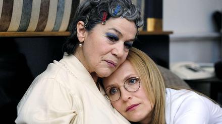 Große Frau des deutschen Films: Hannelore Elsner mit Juliane Köhler in einer Szene von "Das Blaue vom Himmel" mit Juliane Köhler.