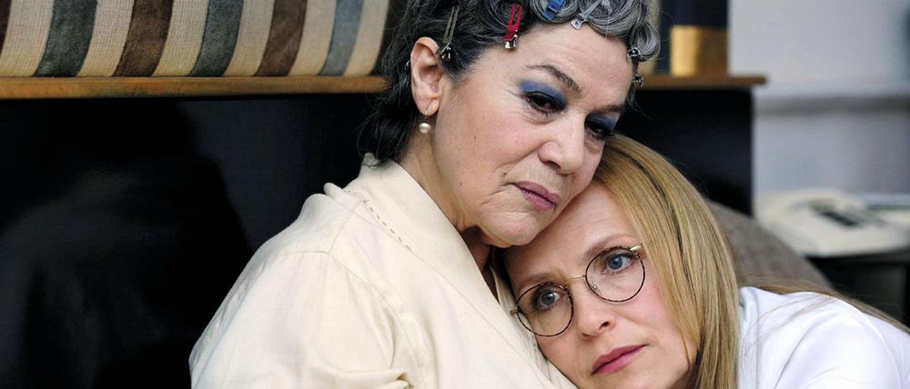 Große Frau des deutschen Films: Hannelore Elsner mit Juliane Köhler in einer Szene von "Das Blaue vom Himmel" mit Juliane Köhler.