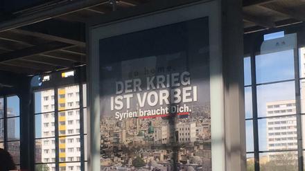 Seit Donnerstag hängen diese Plakate der "Identitären Bewegung" illegal an U-Bahnhöfen und Fahrgastunterständen.