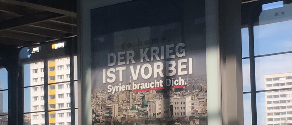 Seit Donnerstag hängen diese Plakate der "Identitären Bewegung" illegal an U-Bahnhöfen und Fahrgastunterständen. 