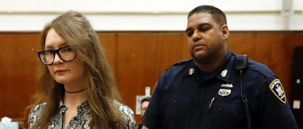 Die mutmaßliche Hochstaplerin aus Deutschland, Anna Sorokin, kommt für ihren Prozess im New York State Supreme Court an.