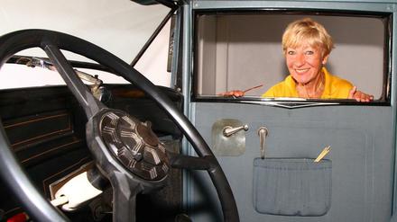 Heidi Hetzer mit ihrem Oldtimer "Hudson Super 8", Baujahr 1930, mit dem sie von 2014 an die Welt umrundete. 