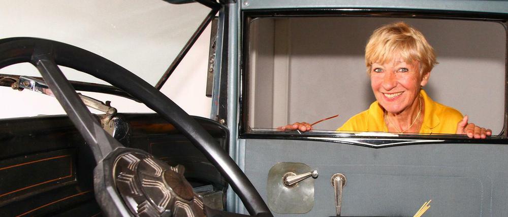 Heidi Hetzer mit ihrem Oldtimer "Hudson Super 8", Baujahr 1930, mit dem sie von 2014 an die Welt umrundete.