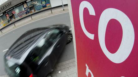 Auch Bundesumweltministerin Schulze befürwortet den Vorschlag, den Ausstoß von Kohlendioxid mit einer Steuer zu belegen.