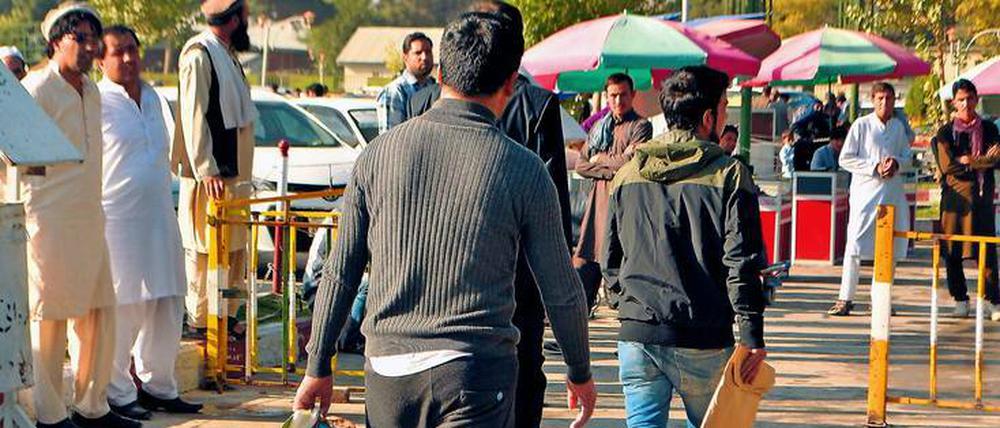 Abgelehnte afghanische Asylbewerber im September 2017 nach ihrer Rückkehr. Ihr Abschiebeflug war damals der erste nach mehr als drei Monaten Pause. Wegen eines schweren Angriffs auf die deutsche Botschaft in Kabul hatte Deutschland die Flüge zunächst ausgesetzt.