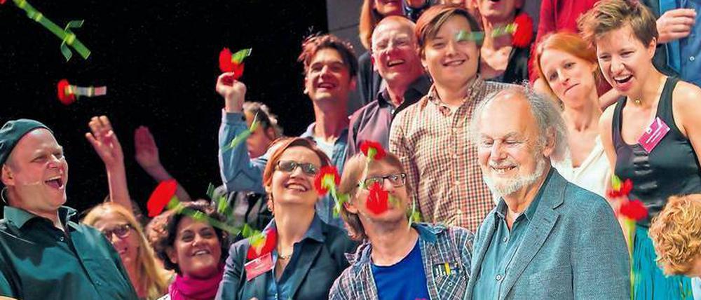 Als wärs ein Stück von ihm. Das Grips und sein Gründervater Volker Ludwig (rechts). Jetzt leitet Philipp Harpain (links) das Haus.