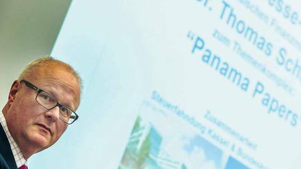 Berichtet über die Fortschritte bei der Ermittlungsarbeit. Thomas Schäfer (CDU), Finanzminister von Hessen, am Mittwoch in Frankfurt am Main. 