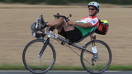 Große Last. Ein Randonneur beim Fahrradmarathon Paris-Brest-Paris.