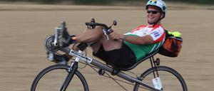 Große Last. Ein Randonneur beim Fahrradmarathon Paris-Brest-Paris.