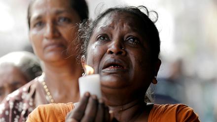 Trauernde bei einem Gedenkgottesdienst für die Terroropfer in Colombo.