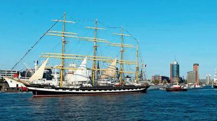 Durch und durch maritim. Manchmal, wie hier beim Hafengeburtstag, kommt auch ein Großsegler vorbei.