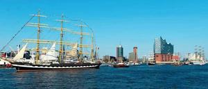 Durch und durch maritim. Manchmal, wie hier beim Hafengeburtstag, kommt auch ein Großsegler vorbei. 