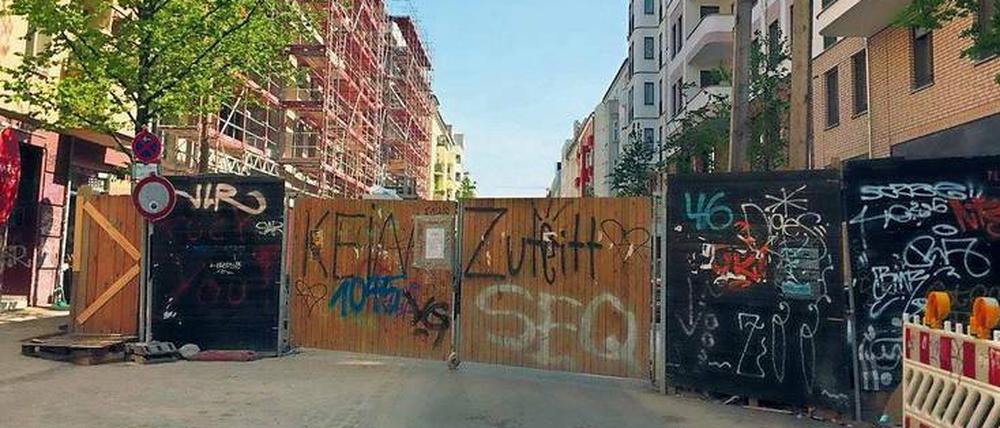 Hier geht es nicht weiter: Die Demoroute ist durch eine Vollsperrung unterbrochen.