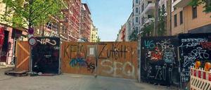 Hier geht es nicht weiter: Die Demoroute ist durch eine Vollsperrung unterbrochen.