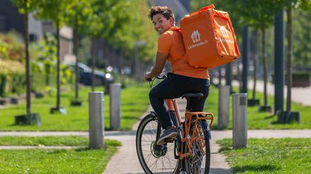 Farbwechsel: Zahlreiche Fahrradkuriere tragen jetzt Lieferando-Orange statt Foodora-Pink.