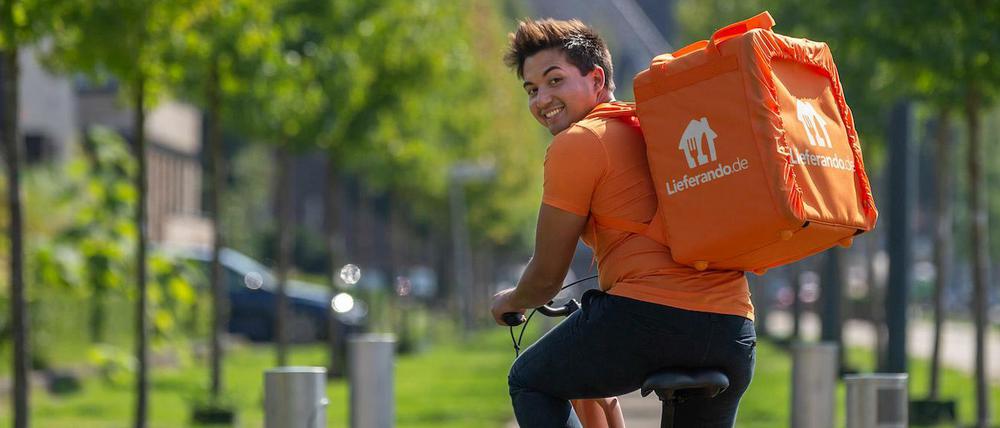Farbwechsel: Zahlreiche Fahrradkuriere tragen jetzt Lieferando-Orange statt Foodora-Pink.