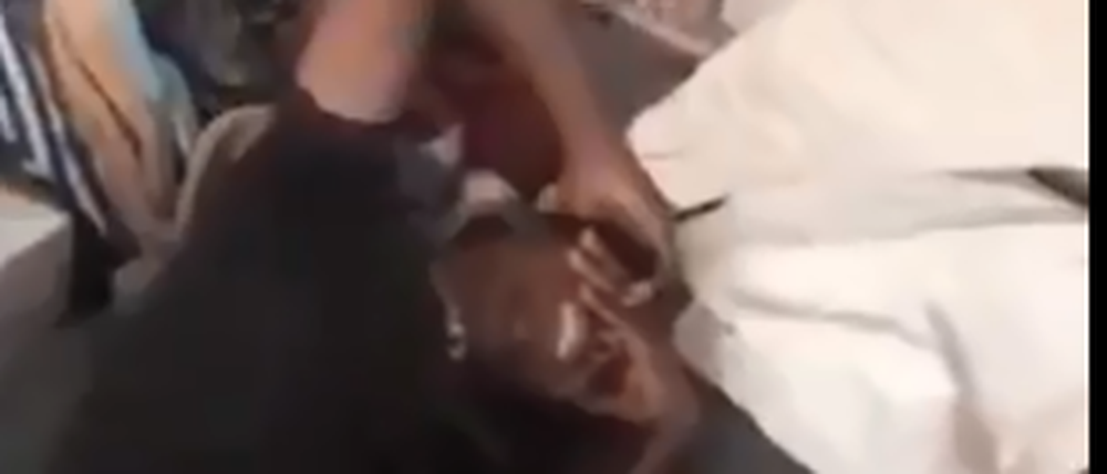 Die Flüchtlingshelfer "MSF Sea" teilten ein Video auf Twitter, auf dem Flüchtlinge in Libyen beschossen werden.