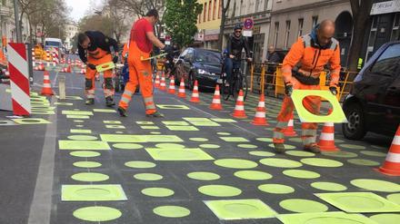 Punktlandung. Im Kreuzberger Bergmannkiez sollen grüne Punkte den Verkehr beruhigen.