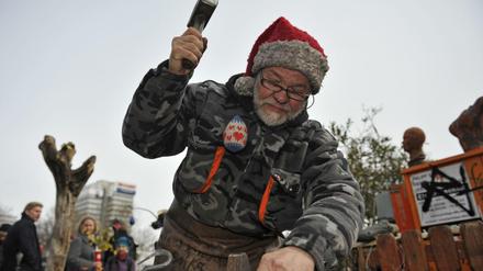 Schmied beim Ostermarkt am Alexanderplatz in Berlin-Mitte.