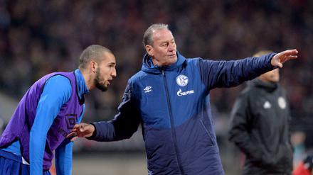 Schau, da hinten geht's zur U23.. Huub Stevens (r.) hat Nabil Bentaleb nun zwei Mal in zwei Monaten degradiert.