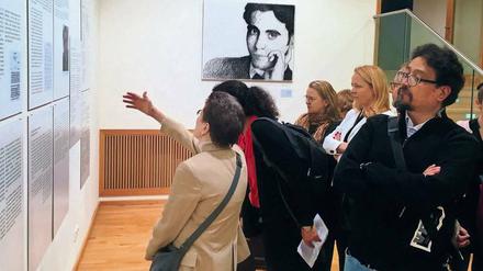Den Schriftsteller im Blick: Die Ausstellung wird noch bis zum 3. Mai in der Spanischen Botschaft gezeigt.