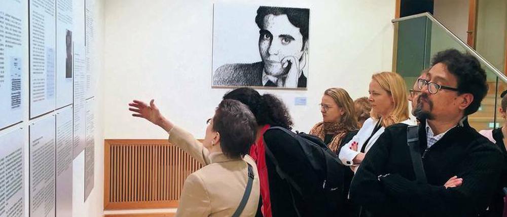 Den Schriftsteller im Blick: Die Ausstellung wird noch bis zum 3. Mai in der Spanischen Botschaft gezeigt.