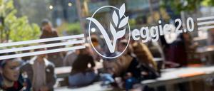 Ein Aufkleber mit der Aufschrift "Veggie 2.0" ist am Fenster der veganen Mensa auf dem Campus der Technischen Universität angebracht - die erste vegane Mensa Berlins.