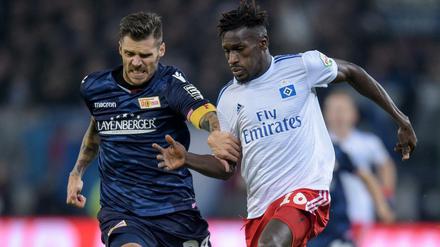 Unions Christopher Trimmel (l.) beim Versuch, den Hamburger Bakery Jatta zu stoppen.