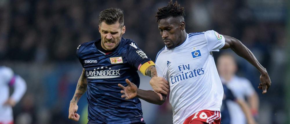 Unions Christopher Trimmel (l.) beim Versuch, den Hamburger Bakery Jatta zu stoppen.