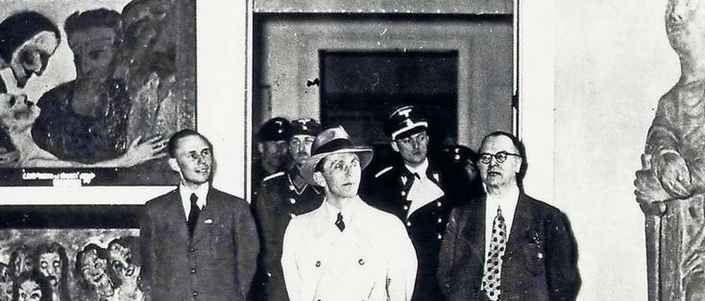 Joseph Goebbels am 27. Februar 1938 beim Besuch der Ausstellung „Entartete Kunst“ im Berliner Haus der Kunst.