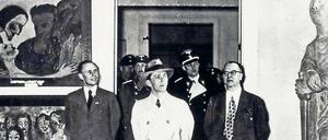 Joseph Goebbels am 27. Februar 1938 beim Besuch der Ausstellung „Entartete Kunst“ im Berliner Haus der Kunst.