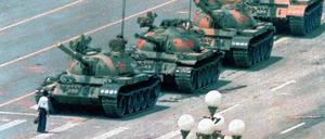 Ein chinesischer Demonstrant versucht, allein eine Panzer-Kolonne aufzuhalten, die vom Tian’anmen-Platz über den Changan-Boulevard rollt.
