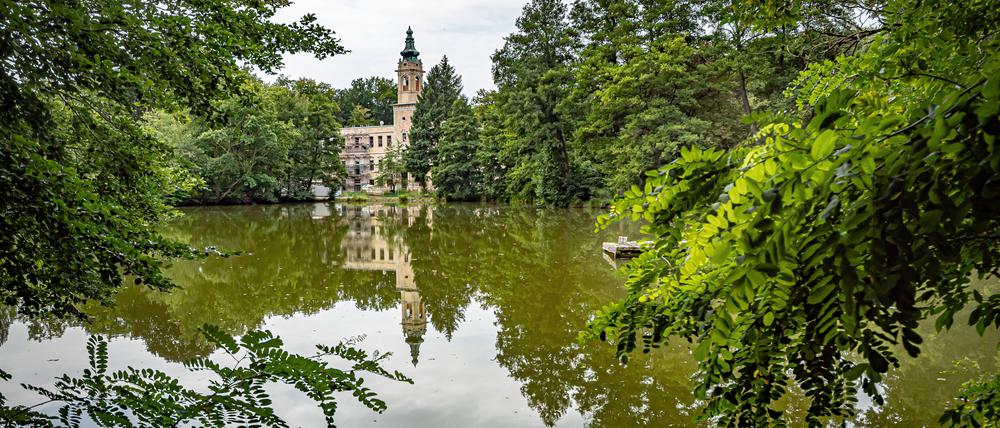 Dammsmühle im Mühlenbecker Land im Bundesland Brandenburg, Schloss Dammsmühle und Nebengelasse am Mühlensee Brandenburg *** Dammsmühle in the Mühlenbecker Land in the federal state of Brandenburg, Dammsmühle Castle and adjoining estate on Mühlensee Brandenburg 