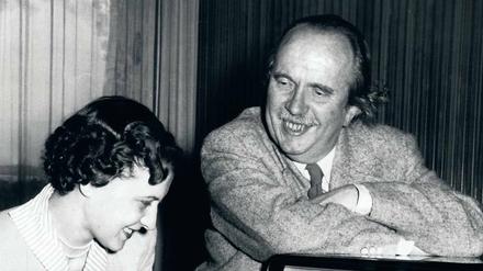 Fritz Eberhard (r.) 1954 im Funkhaus Stuttgart beim Überreichen eines Fernsehgerätes an den millionsten SDR-Hörer, Vinzenz Stiller und Frau.