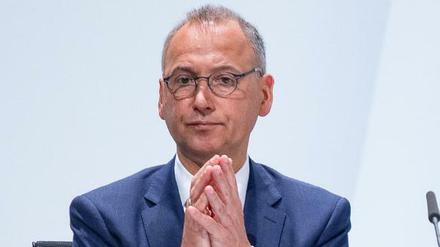 26.04.2019, Nordrhein-Westfalen, Bonn: Werner Baumann, Vorstandsvorsitzender der Bayer AG sitzt bei der Bayer - Hauptversammlung auf der Bühne. Mit scharfer Kritik von Umweltschützern und Großaktionären muss die Chefetage von Bayer an diesem Freitag rechnen. Ein Thema dürfte Glyphosat sein - angebliche Krebsgefahr des Unkrautvernichters hatte den Börsenwert des Konzerns seit vergangenem Sommer einbrechen lassen. Foto: Guido Kirchner/dpa +++ dpa-Bildfunk +++