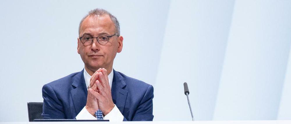 26.04.2019, Nordrhein-Westfalen, Bonn: Werner Baumann, Vorstandsvorsitzender der Bayer AG sitzt bei der Bayer - Hauptversammlung auf der Bühne. Mit scharfer Kritik von Umweltschützern und Großaktionären muss die Chefetage von Bayer an diesem Freitag rechnen. Ein Thema dürfte Glyphosat sein - angebliche Krebsgefahr des Unkrautvernichters hatte den Börsenwert des Konzerns seit vergangenem Sommer einbrechen lassen. Foto: Guido Kirchner/dpa +++ dpa-Bildfunk +++