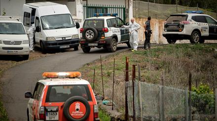 Polizisten stehen bei einer Suchaktion in einer Straße, die zu einer Höhle führt. Eine Frau und ihr Sohn wurden in der Höhle tot gefunden. 