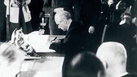 Im Gebäude der Pädagogischen Hochschule Bonn wird am 23. Mai 1949 das Grundgesetz unterzeichnet.