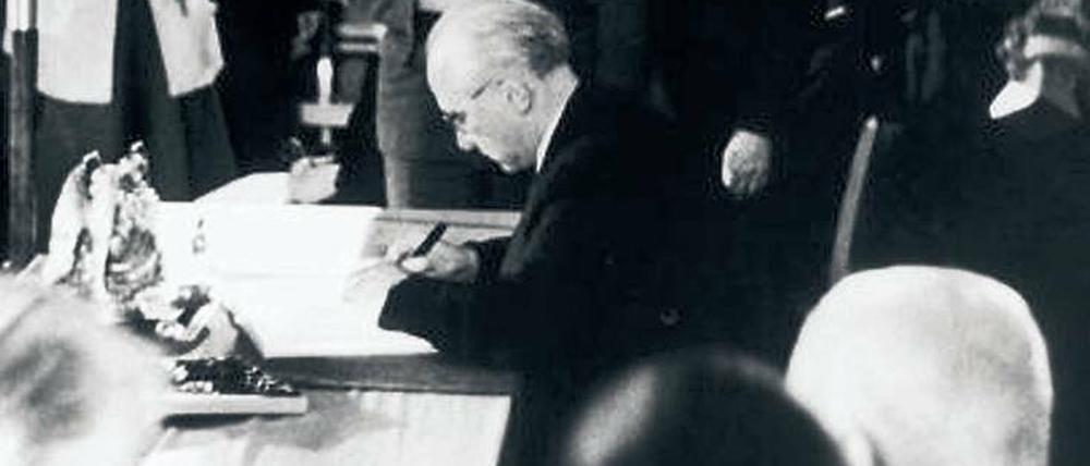 Im Gebäude der Pädagogischen Hochschule Bonn wird am 23. Mai 1949 das Grundgesetz unterzeichnet.