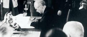 Im Gebäude der Pädagogischen Hochschule Bonn wird am 23. Mai 1949 das Grundgesetz unterzeichnet.