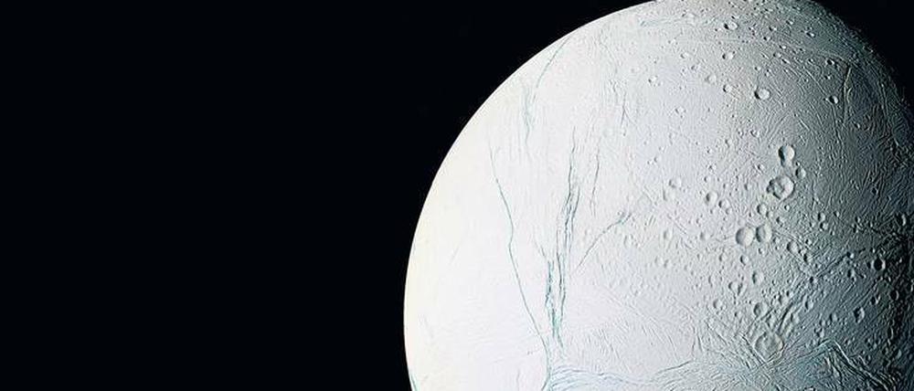Eismond mit heißem Kern: Im Inneren des Saturnmondes Enceladus verbirgt sich ein riesiger Ozean, der durch Gezeitenkräfte aufgeheizt wird.