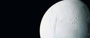 Eismond mit heißem Kern: Im Inneren des Saturnmondes Enceladus verbirgt sich ein riesiger Ozean, der durch Gezeitenkräfte aufgeheizt wird.