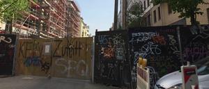 Auch für Revolutionäre wohl ein unüberwindbares Hindernis: Die Baustelle in der Rigaer Straße.