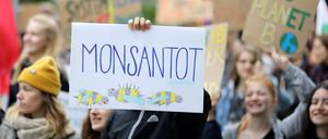 "Fridays against Bayer": Die Klimabewegung "Fridays for Future" demonstriert vor der Bayer-Hauptversammlung.